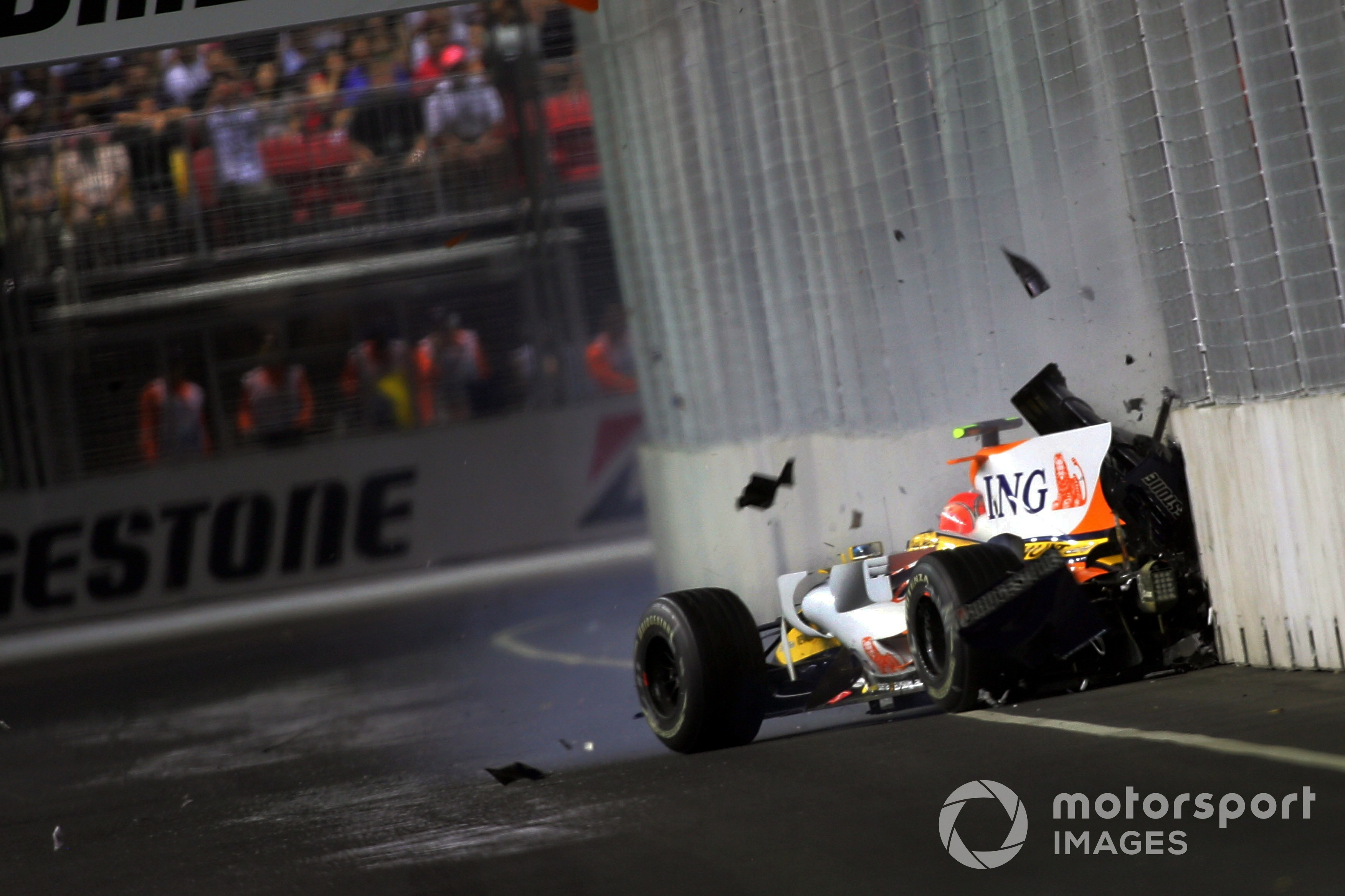 Nelson Piquet Jr. (BRA) Renault R28 crashes into the wall.
Formula One World Championship, Rd 15, Singapore Grand Prix, Race, Singapore, Sunday 28 September 2008
