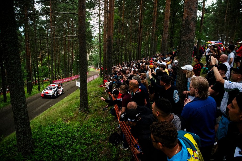 Evans more than doubles lead after perfect morning