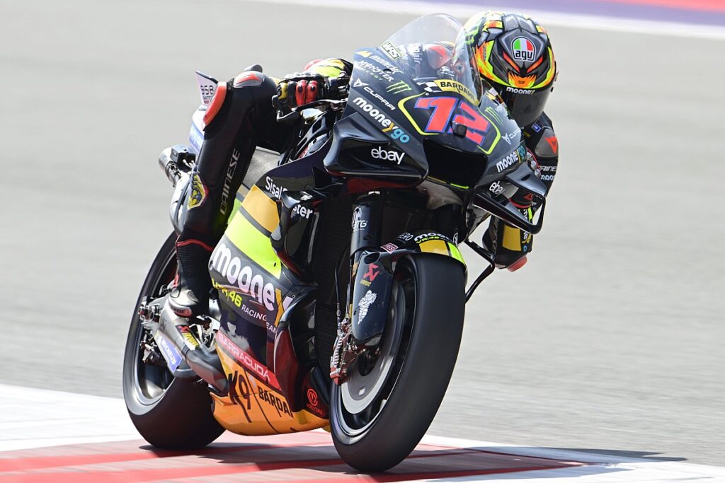 Bezzecchi leads Vinales by 0.044s in FP2 Bezzecchi leads Vinales by 0.044s in FP2