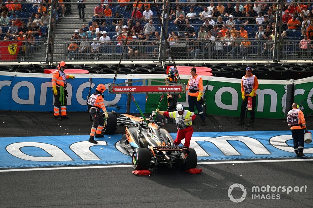 Marshals deal with the damaged car of Oscar Piastri, McLaren MCL60