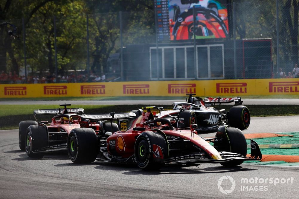 Carlos Sainz, Ferrari SF-23, Charles Leclerc, Ferrari SF-23, Kevin Magnussen, Haas VF-23