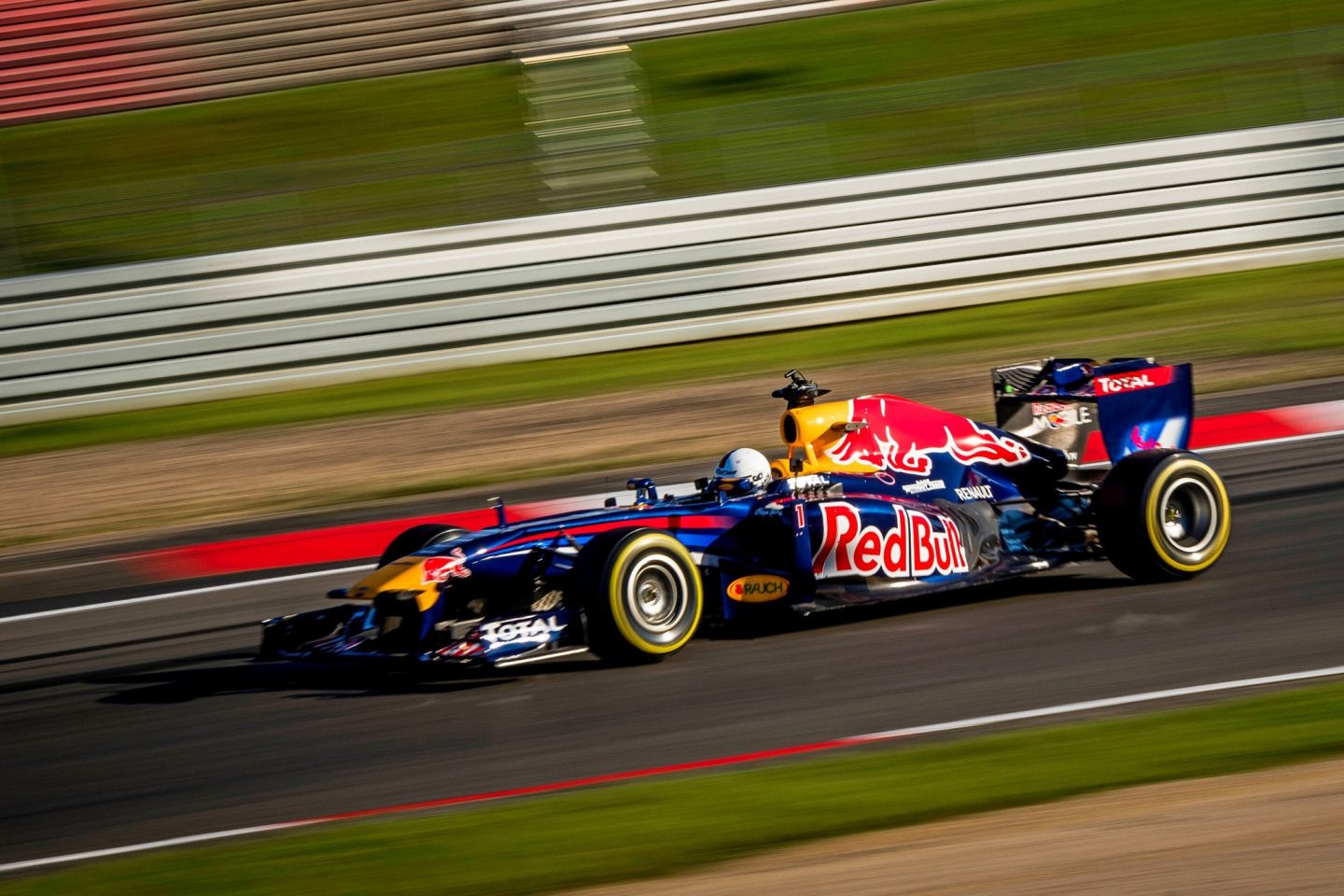 Себастьян Феттель вернулся за руль Red Bull RB7 © Соцсети