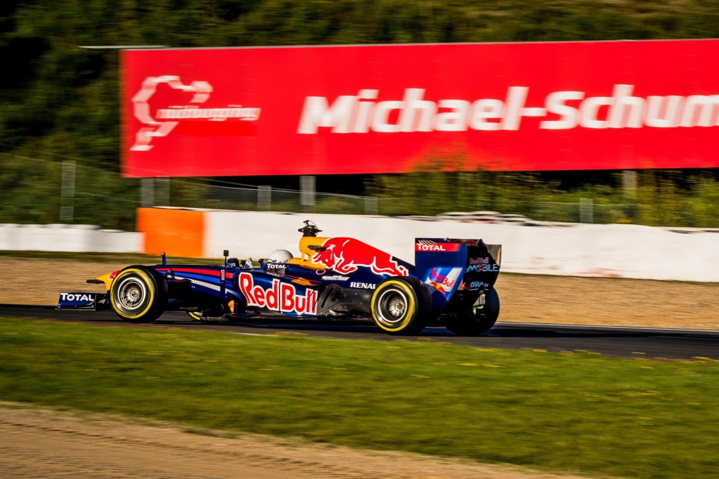 Себастьян Феттель вернулся за руль Red Bull RB7 © Соцсети