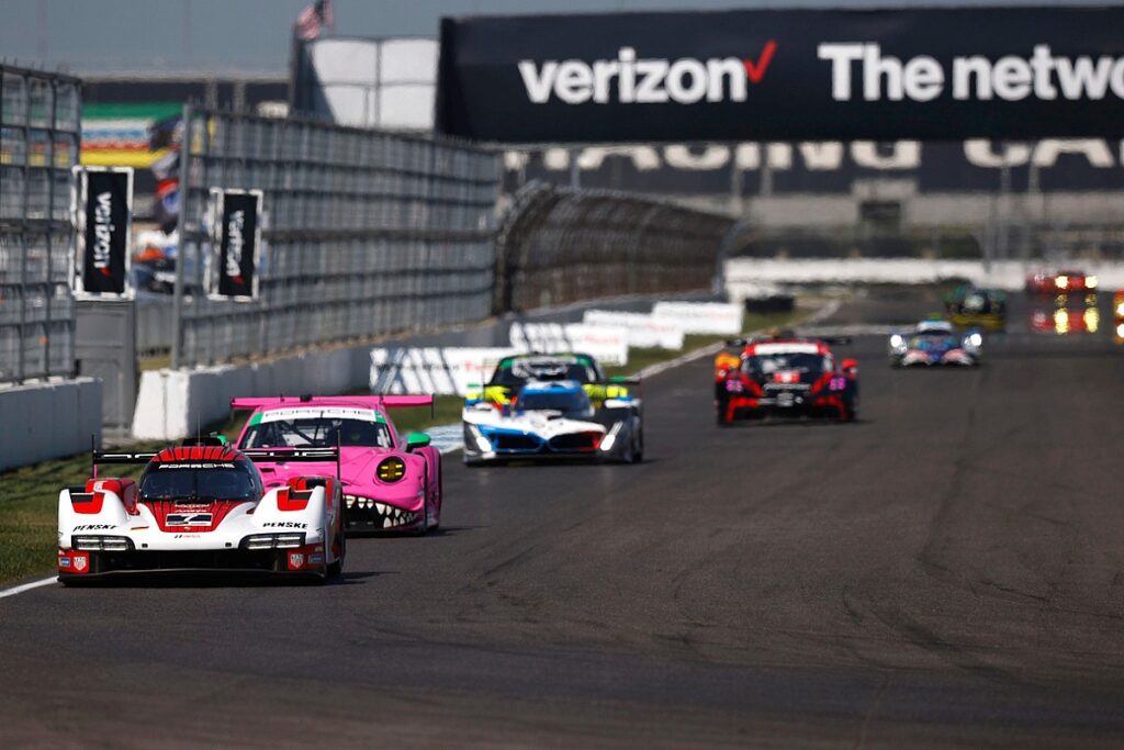 Campbell scores pole in Porsche lockout