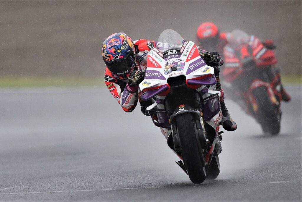 Martin wins rain-shortened race, Marquez P3