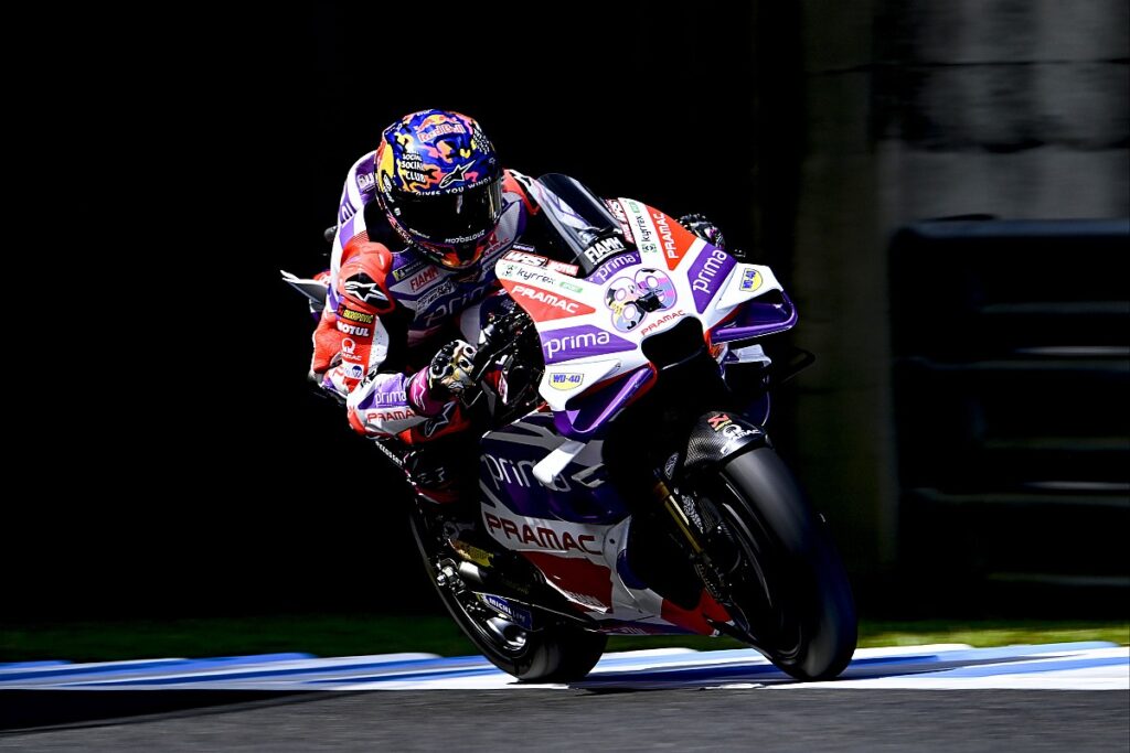 Martin fastest, then crashes in FP1