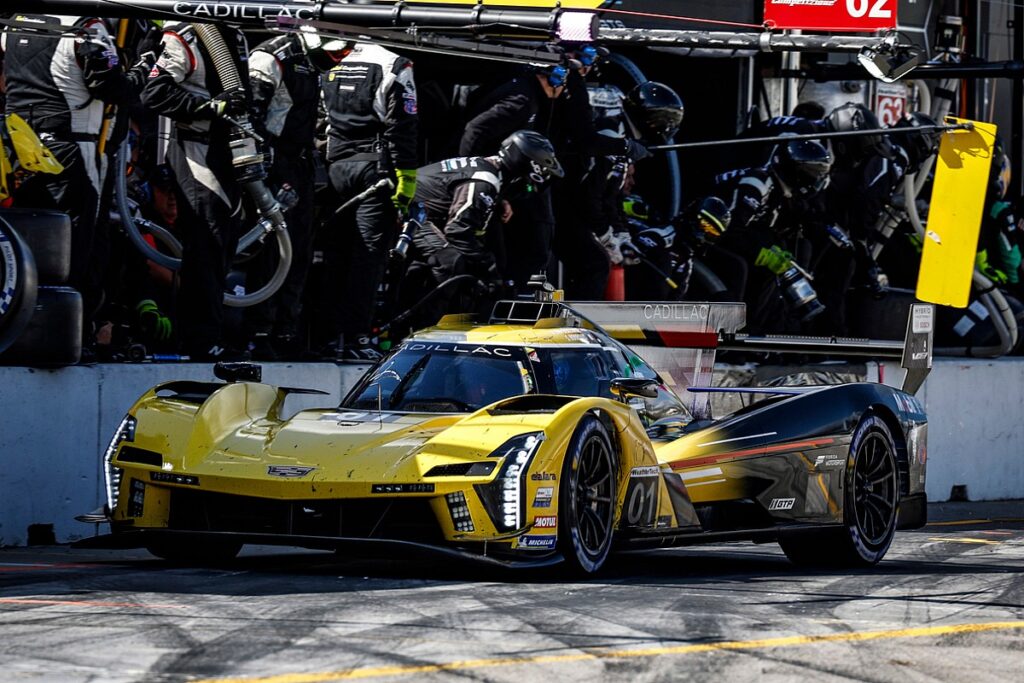 Bourdais leads at three-quarter distance into darkness Bourdais leads at three-quarter distance into darkness