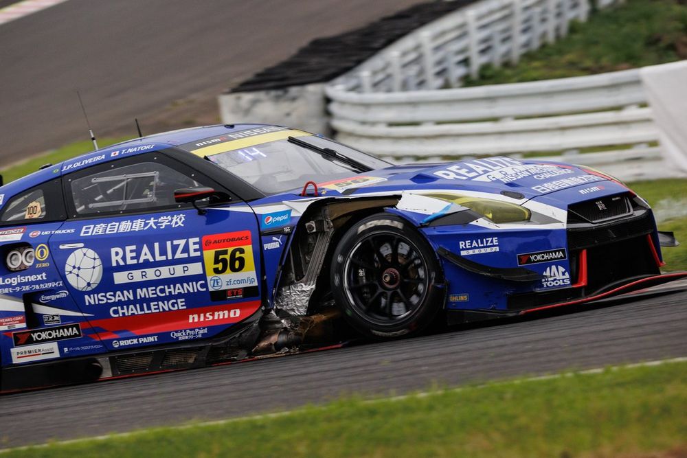 The Kondo Nissan sustained front-right damage in the Yamamoto clash but was able to continue