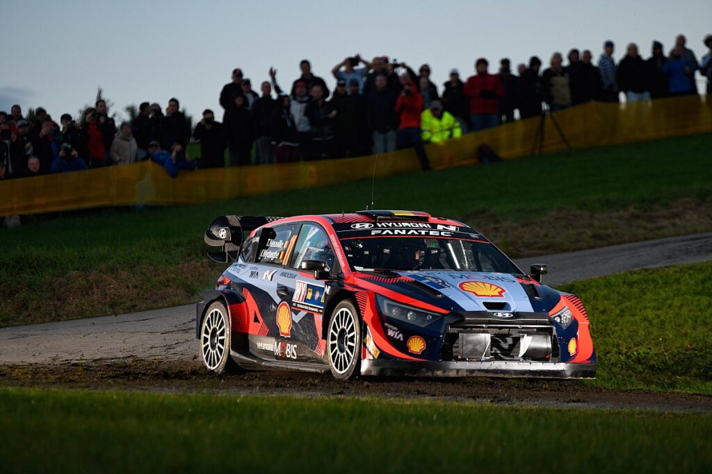 Neuville leads, overshoot costs Evans