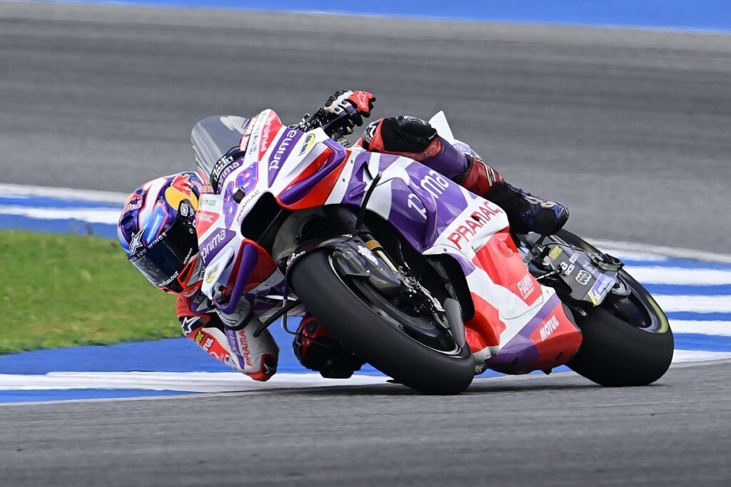 Martin tops tight second practice despite crash