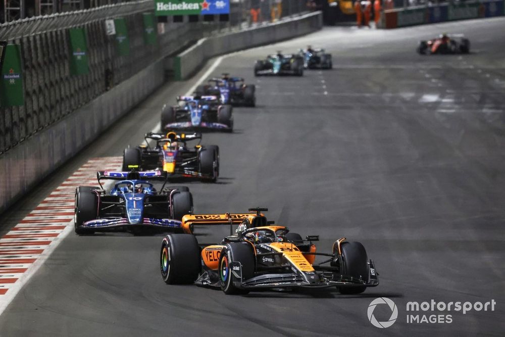 Oscar Piastri, McLaren MCL60, Pierre Gasly, Alpine A523, Max Verstappen, Red Bull Racing RB19