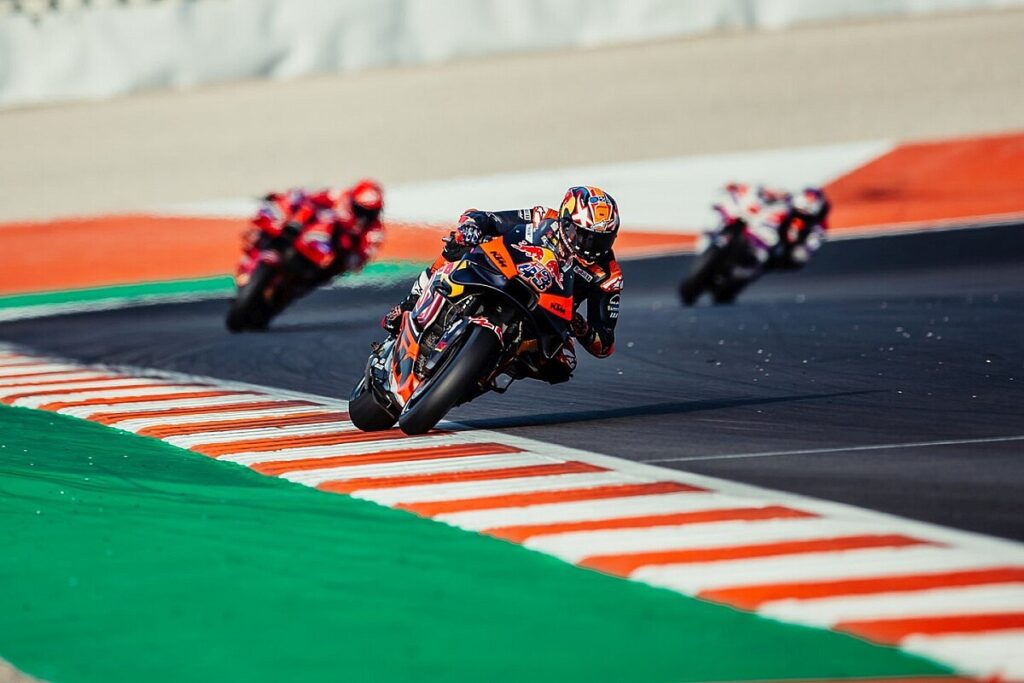 Miller was «smoking cigarettes» before crash ended Valencia MotoGP win chance