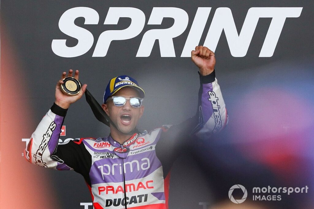 Martin wins sprint race to keep title hopes alive