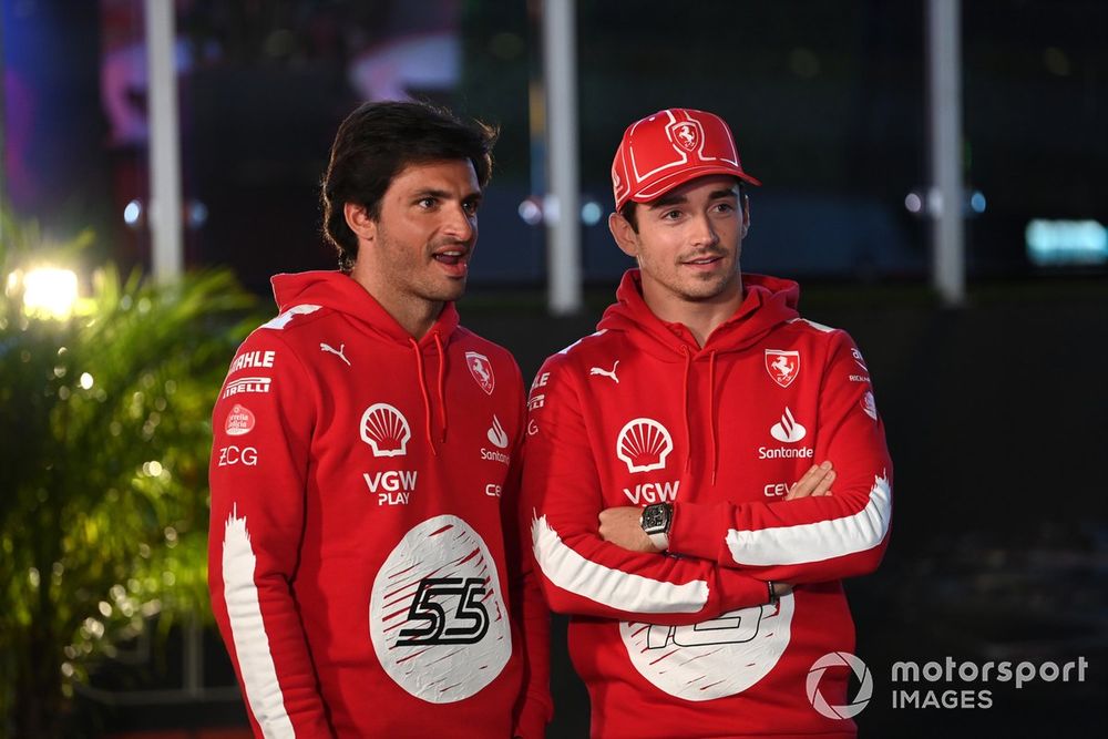 Carlos Sainz, Scuderia Ferrari with Charles Leclerc, Scuderia Ferrari watching a magic show
