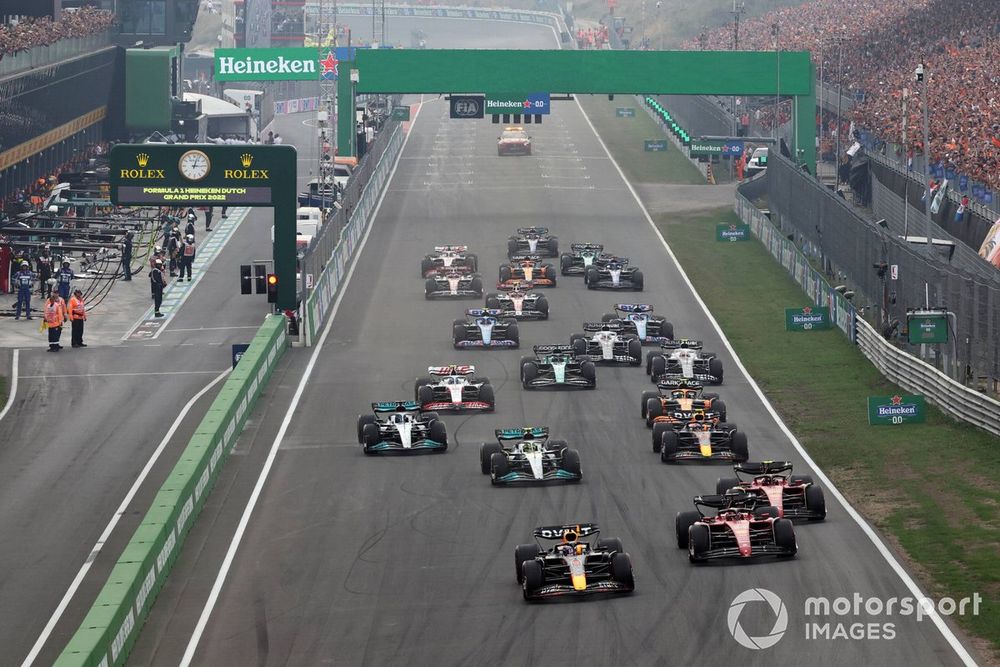 Max Verstappen, Red Bull Racing RB18, Charles Leclerc, Ferrari F1-75, Carlos Sainz, Ferrari F1-75, Lewis Hamilton, Mercedes W13, Sergio Perez, Red Bull Racing RB18, George Russell, Mercedes W13, the rest of the field away at the start