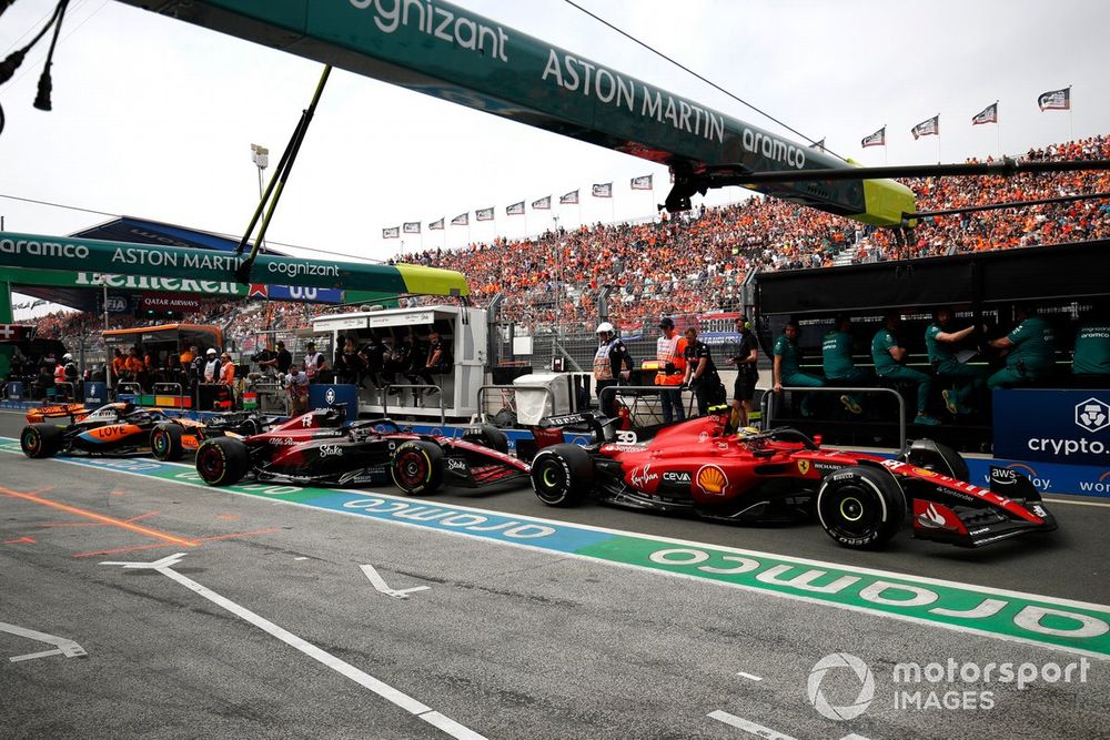Robert Shwartzman, Ferrari SF-23, Valtteri Bottas, Alfa Romeo C43, Oscar Piastri, McLaren MCL60, in the pit lane