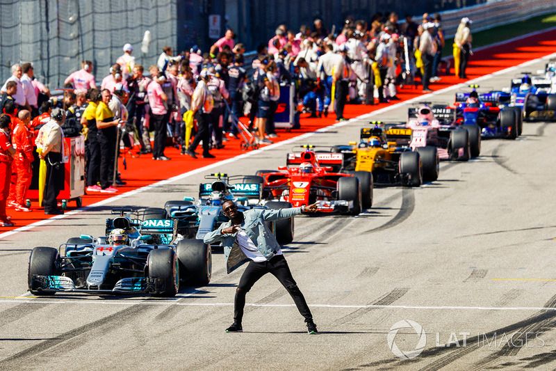 Usain Bolt performs his trademark pose prior to the start