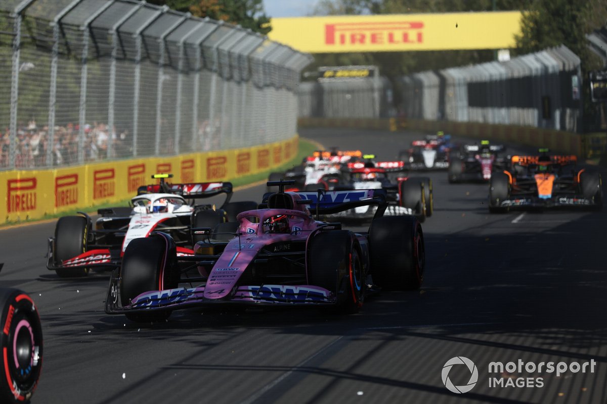 Esteban Ocon, Alpine A523, Nico Hulkenberg, Haas VF-23, Yuki Tsunoda, AlphaTauri AT04, the remainder of the field on the opening lap