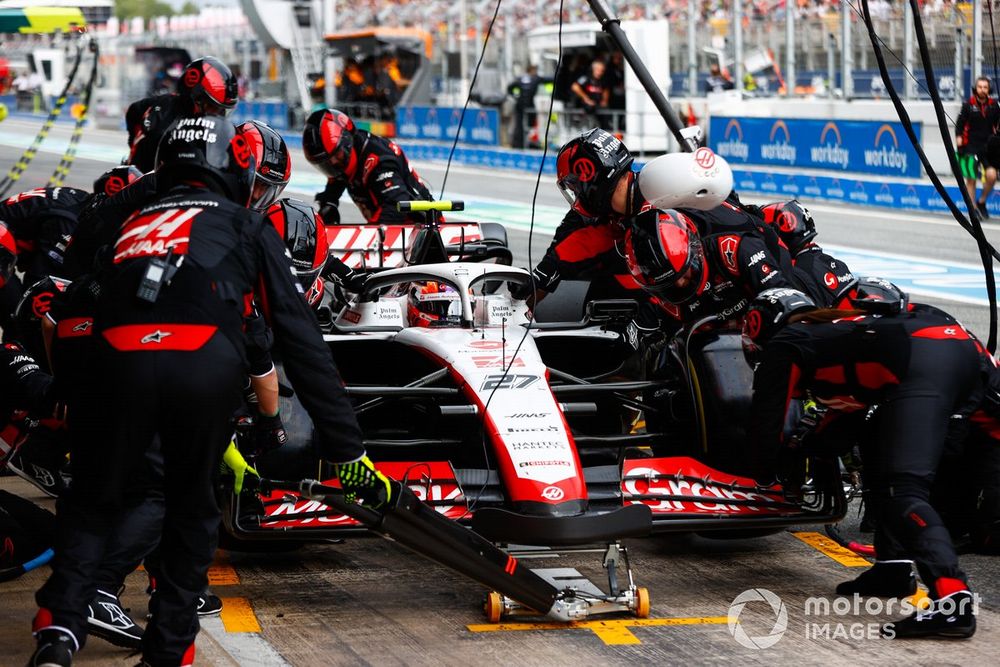 Nico Hulkenberg, Haas VF-23, makes a pit stop