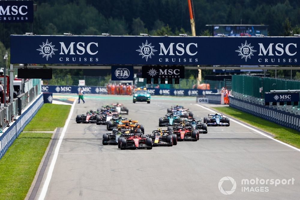 Charles Leclerc, Ferrari SF-23, Sergio Perez, Red Bull Racing RB19, Carlos Sainz, Ferrari SF-23, Lewis Hamilton, Mercedes F1 W14, Oscar Piastri, McLaren MCL60, Max Verstappen, Red Bull Racing RB19, the rest of the field at the start