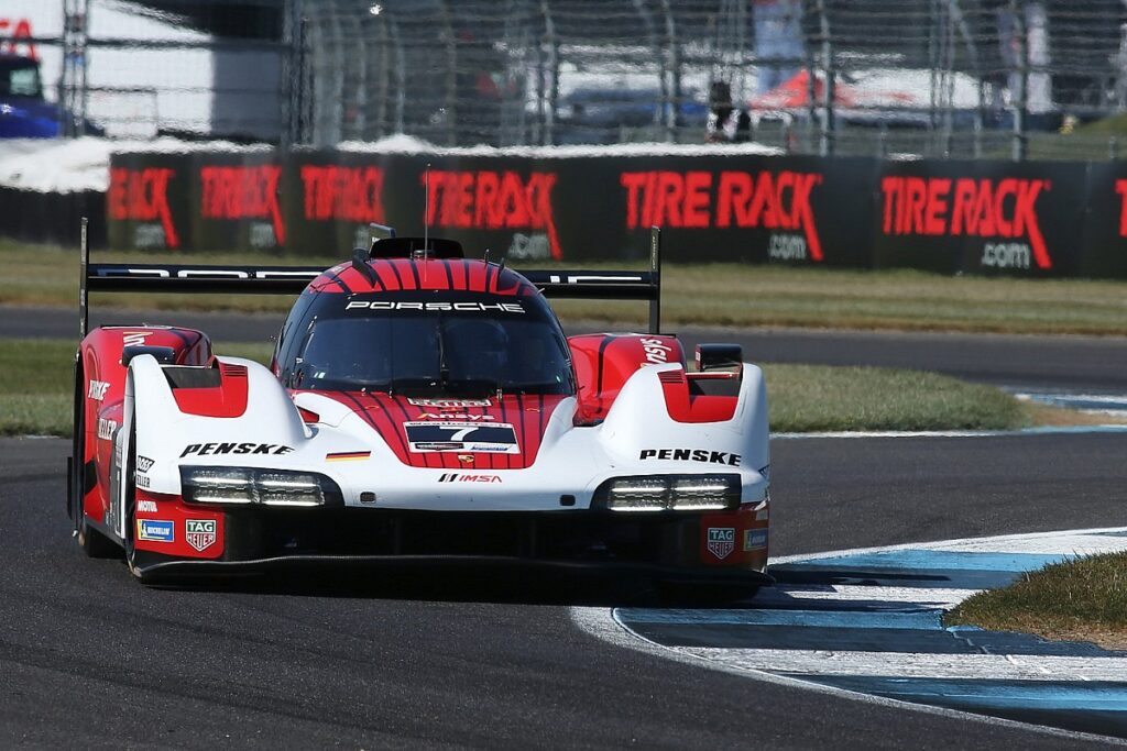 Porsche leads Acura in opening practice