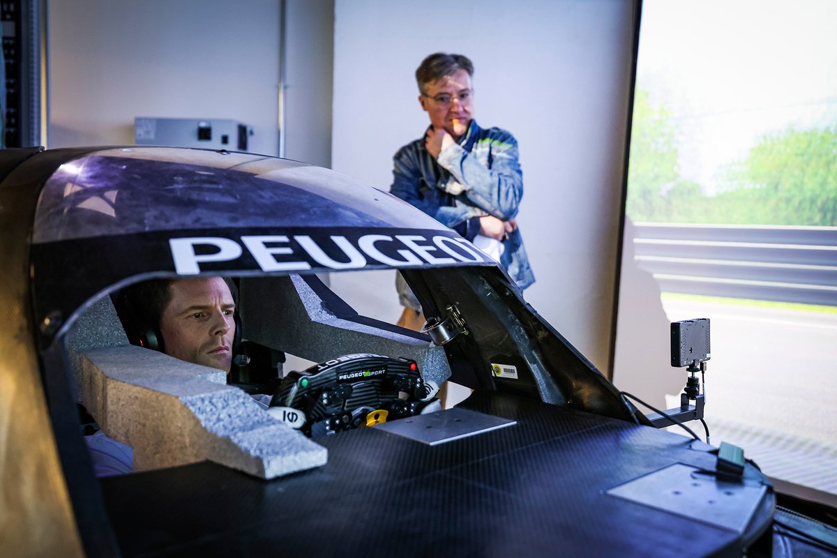 Уоткинс наблюдает, как Дэвидсон знакомится с новейшей техникой LMH на симуляторе Peugeot.