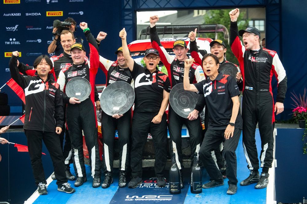 Elfyn Evans, Scott Martin, Toyota Gazoo Racing WRT Toyota GR Yaris Rally1, Takamoto Katsuta, Aaron Johnston, Toyota Gazoo Racing WRT NG Toyota GR Yaris Rally1 with the team