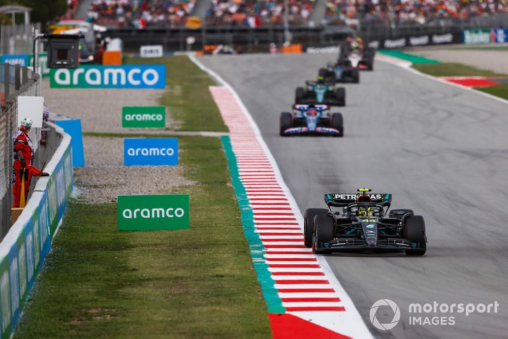 Lewis Hamilton, Mercedes F1 W14, Esteban Ocon, Alpine A523