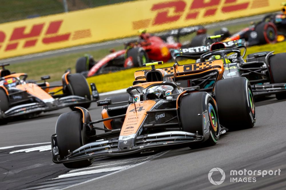 Lando Norris, McLaren MCL60, Lewis Hamilton, Mercedes F1 W14