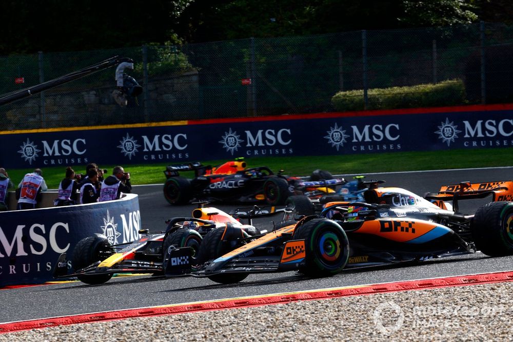 Oscar Piastri, McLaren MCL60, Max Verstappen, Red Bull Racing RB19, Pierre Gasly, Alpine A523