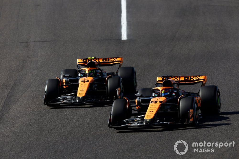 Oscar Piastri, McLaren MCL60, Lando Norris, McLaren MCL60