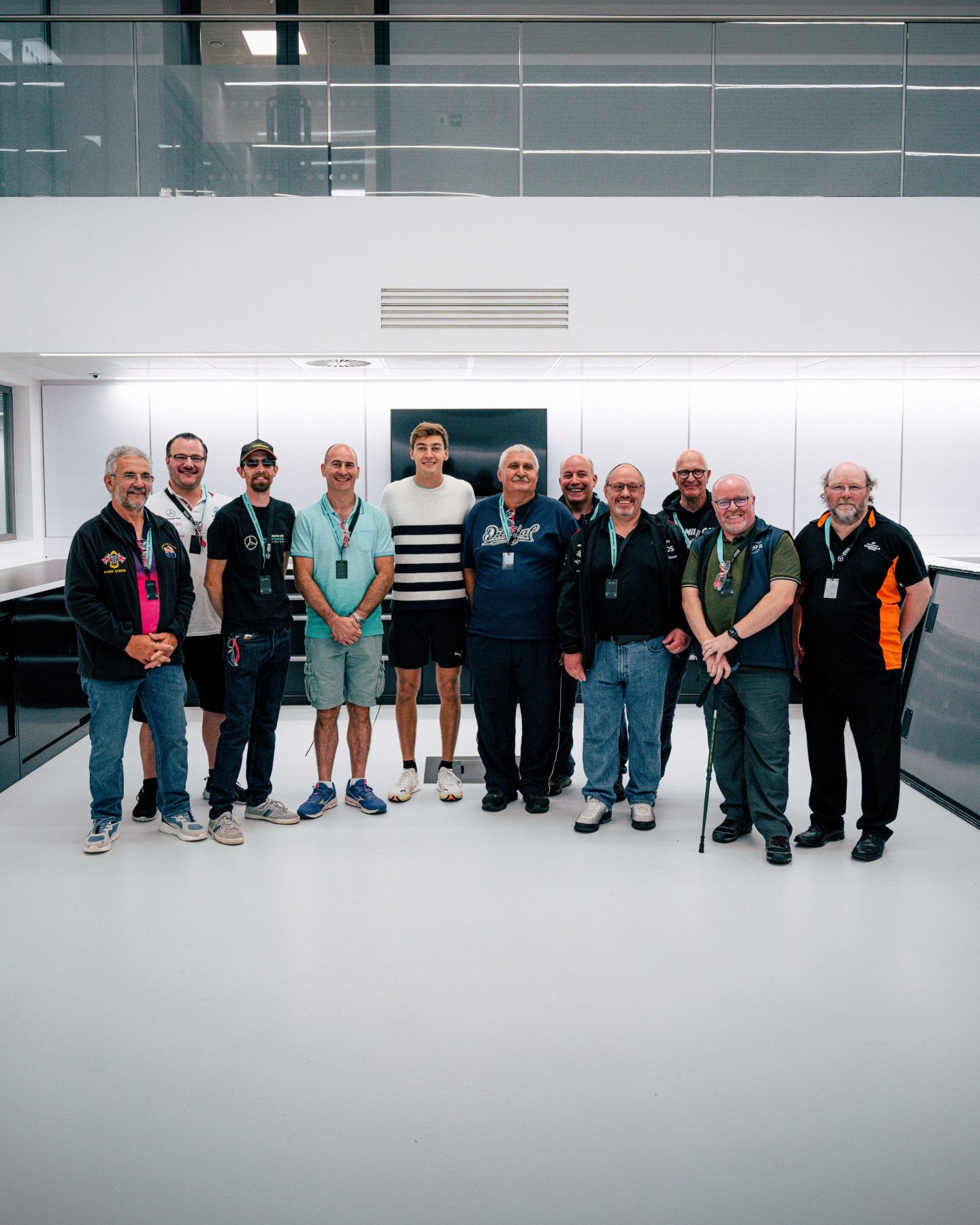 Джордж Рассел и маршалы Гран При Великобритании на базе Mercedes-AMG в Брэкли © Соцсети