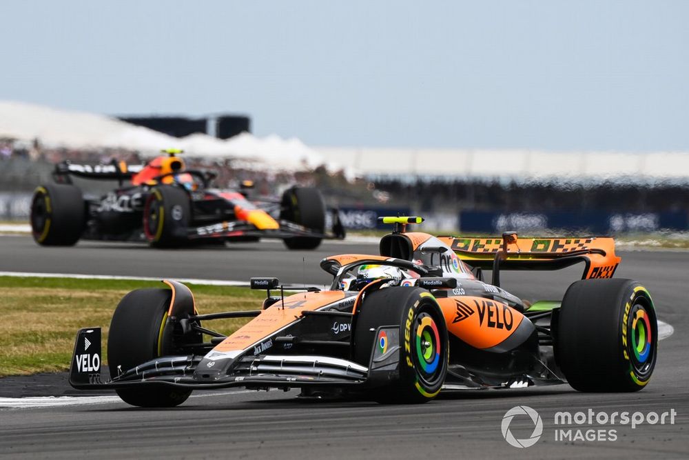 Lando Norris, McLaren MCL60, Sergio Perez, Red Bull Racing RB19