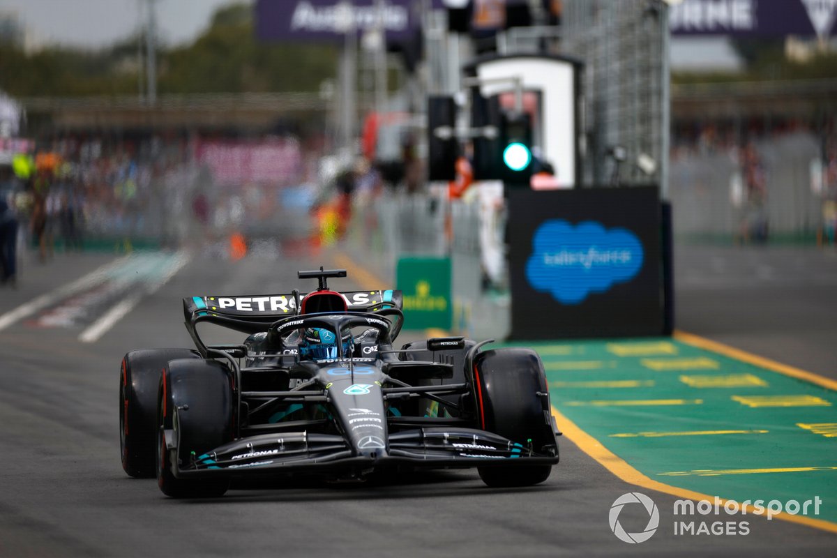 George Russell, Mercedes F1 W14, leaves the pitlane
