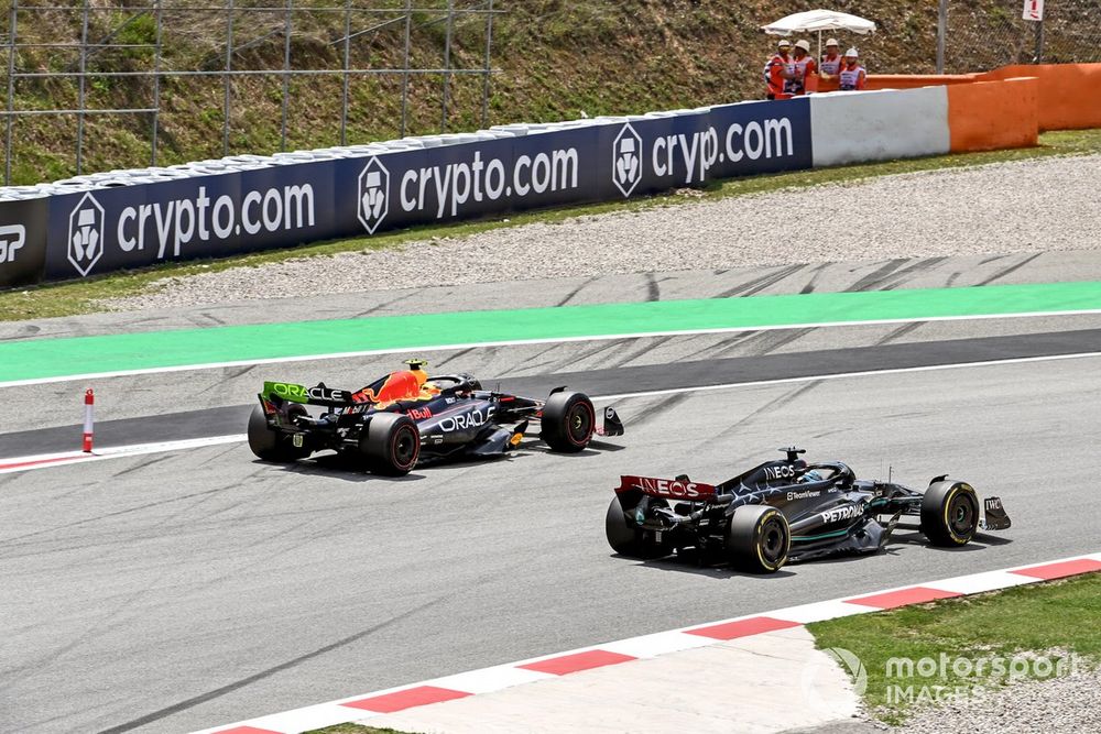 Sergio Perez, Red Bull Racing RB19, George Russell, Mercedes F1 W14