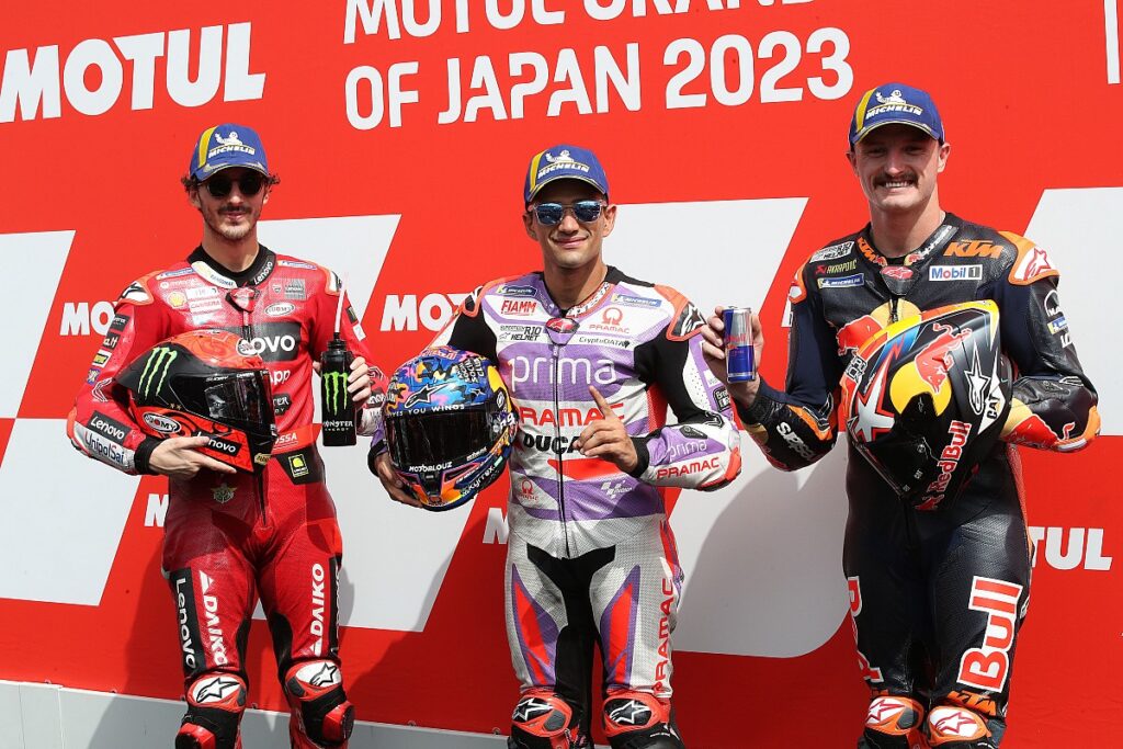 Martin smashes lap record for pole