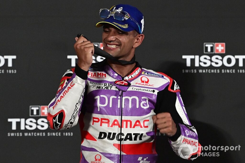 Martin takes vital sprint win to roll title battle to final round