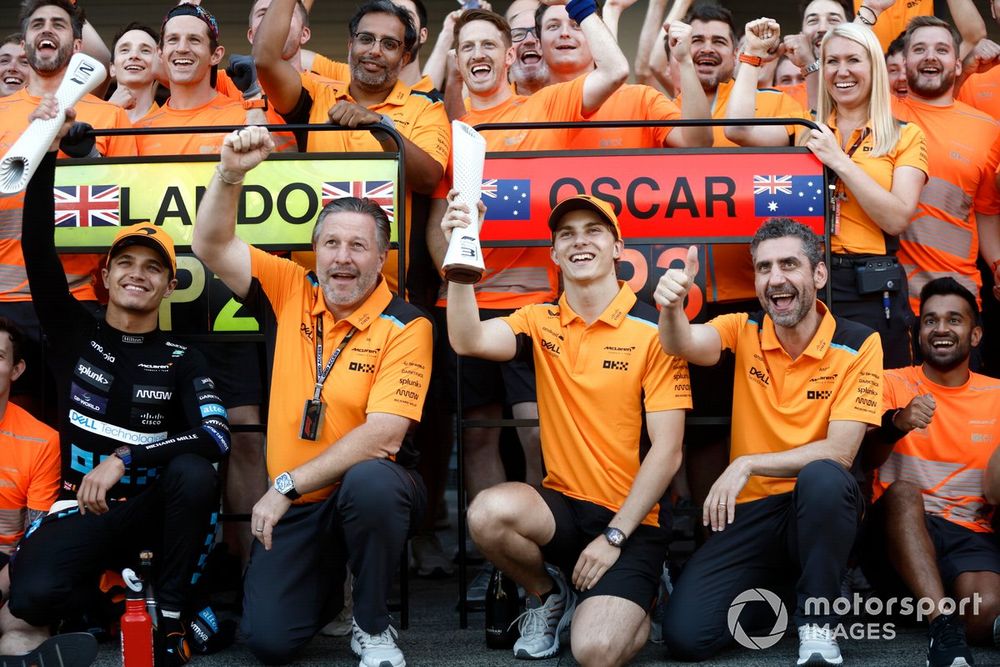 Lando Norris, McLaren, 2nd position, Zak Brown, CEO, McLaren Racing, Oscar Piastri, McLaren, 3rd position, Andrea Stella, Team Principal, McLaren, the McLaren team celebrate after the race