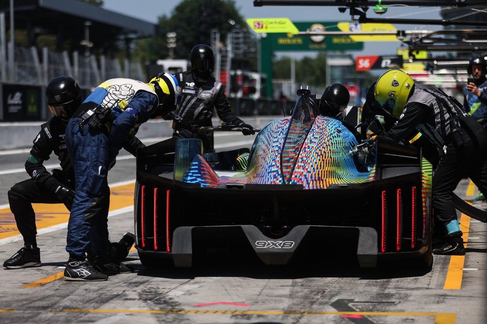 #94 Peugeot Totalenergies Peugeot 9X8: Loic Duval, Gustavo Menezes, Nico Müller