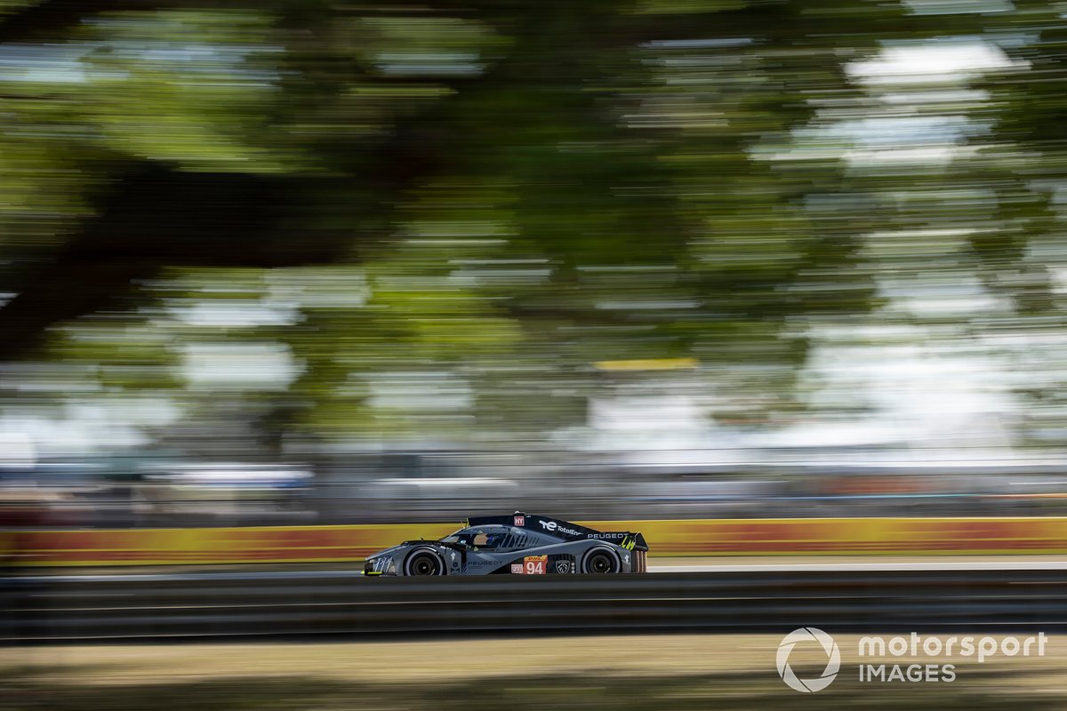 #94 Peugeot Totalenergies Peugeot 9X8: Лоик Дюваль, Густаво Менезес, Нико Мюллер