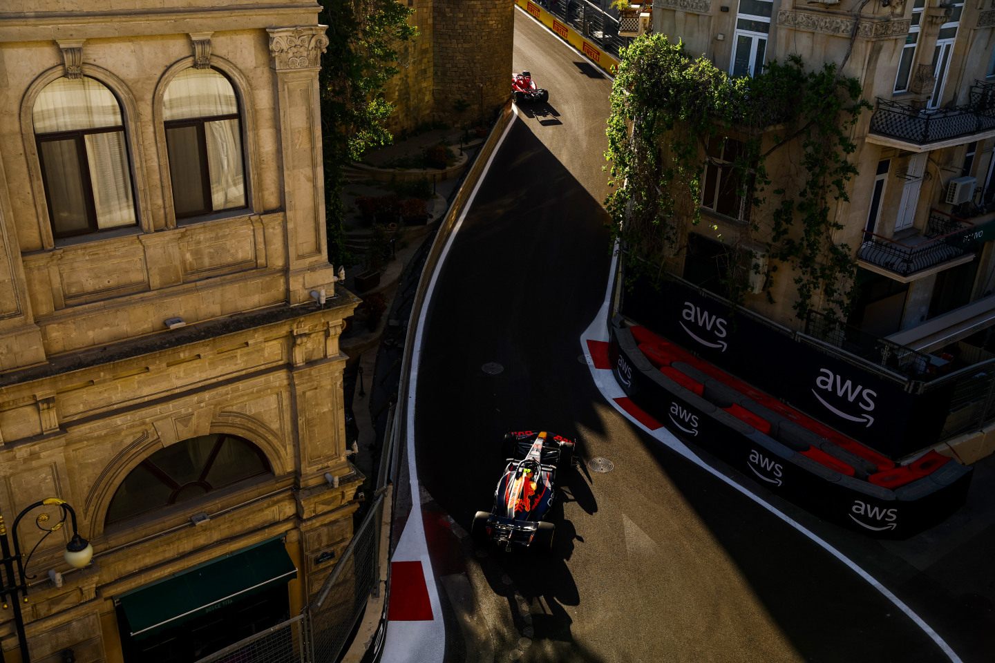 Серхио Перес обогнал Шарля Леклера на восьмом круге и финишировал с отрывом 4,5 секунды © Red Bull Content Pool