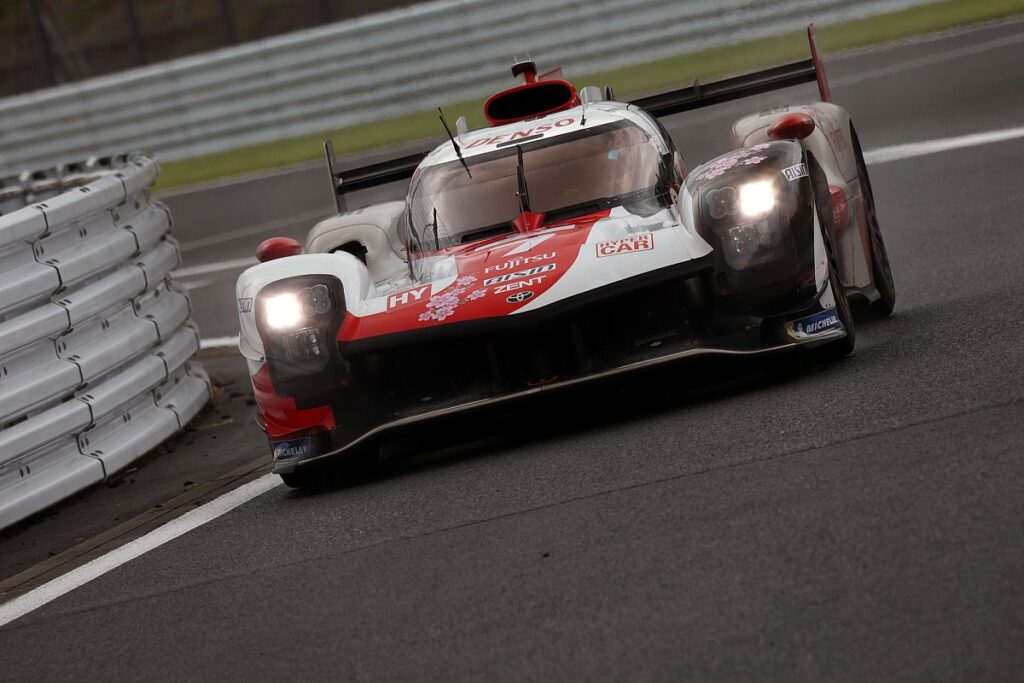 Toyota leads Peugeot in final practice