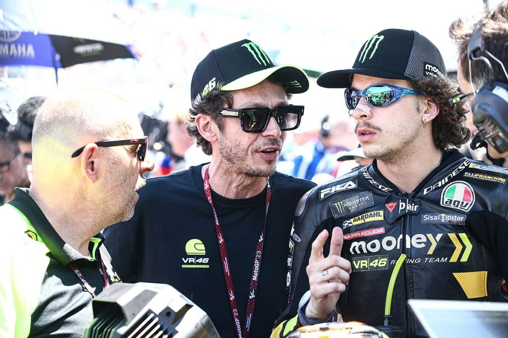 Rossi “pushing” Bezzecchi to remain with VR46 in MotoGP despite factory bike offer Rossi “pushing” Bezzecchi to remain with VR46 in MotoGP despite factory bike offer