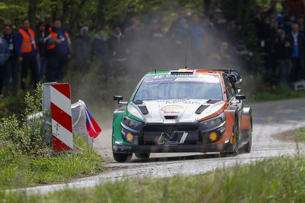 Neuville leads Evans after Ogier puncture