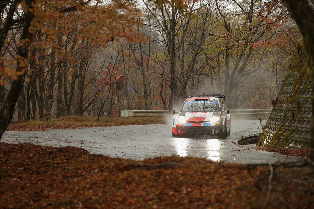 Evans emerges from snow shower with lead intact