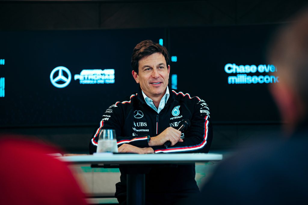 Не понимаю, что он хотел сказать. Вольф ответил гендиректору Red Bull