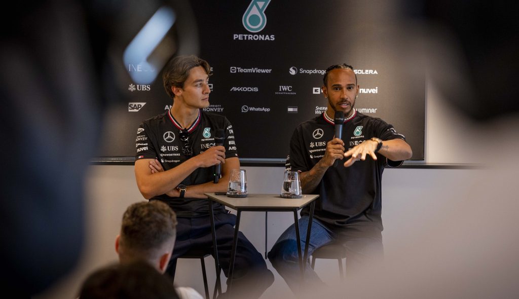 Хэмилтон и Рассел разошлись во мнениях о шансах Mercedes в Барселоне