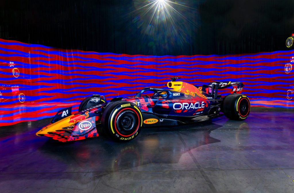 Red Bull показал болид в красном камуфляже для Гран При Великобритании Red Bull показал болид в красном камуфляже для Гран При Великобритании