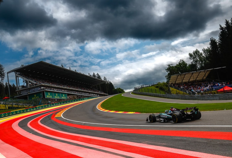 «McLaren и Red Bull впереди нас». Гонщики Mercedes недовольны машиной