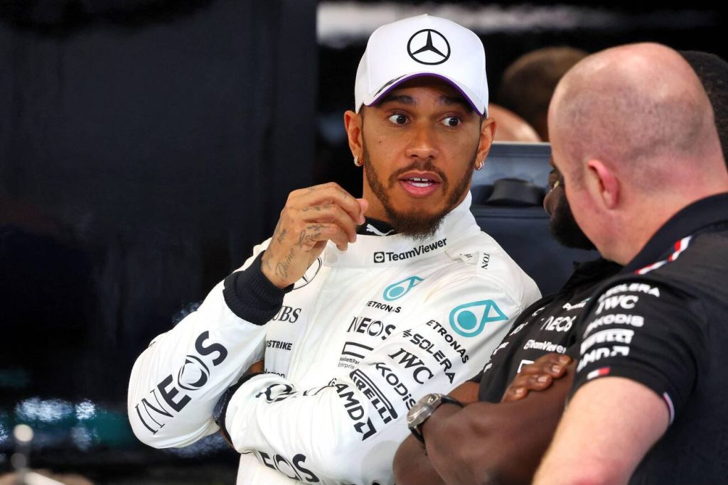 Пилоты Mercedes впервые с 2019 года выступят в белых комбинезонах Пилоты Mercedes впервые с 2019 года выступят в белых комбинезонах